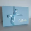 Niebieskie pudełko z dedykacją